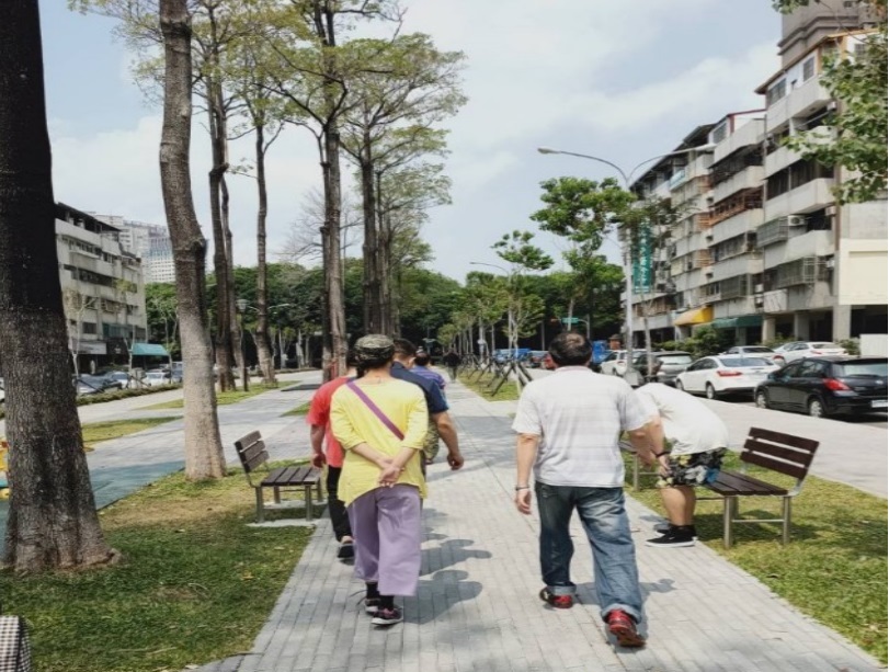 日間照護單位-綠園道散步活動照片