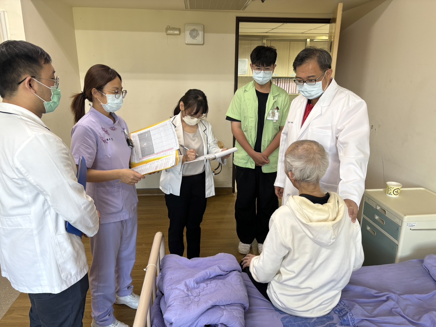 照護團隊定期探視個案